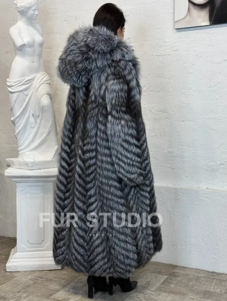 Длинная шуба с капюшоном из натуральной лисы Silver Fox Fur в росшив - фото 5
