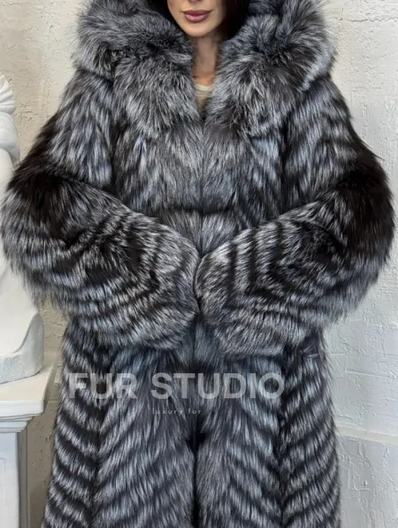 Длинная шуба с капюшоном из натуральной лисы Silver Fox Fur в росшив - фото 1