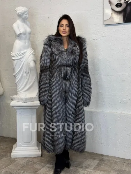 Длинная шуба с капюшоном из натуральной лисы Silver Fox Fur в росшив - фото 8