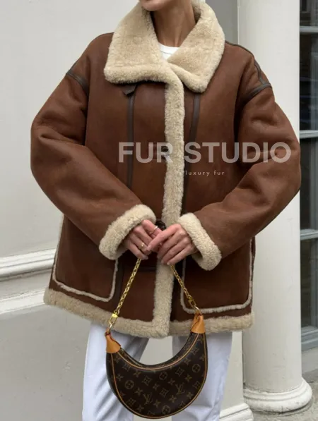 Современная коричневая дубленка из меха кёрли «Casual style» - фото 9