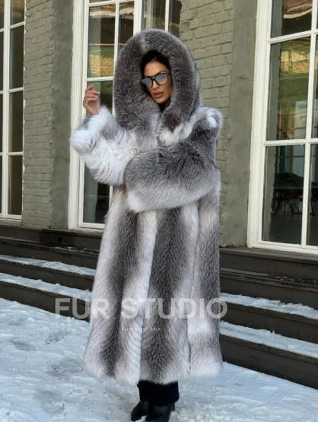 Длинная шуба из меха Arctic Fox с капюшоном, росшив - серая - фото 11