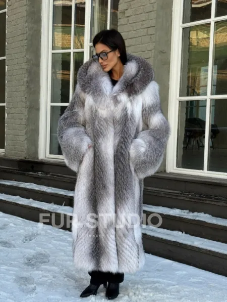 Длинная шуба из меха Arctic Fox с капюшоном, росшив - серая - фото 12