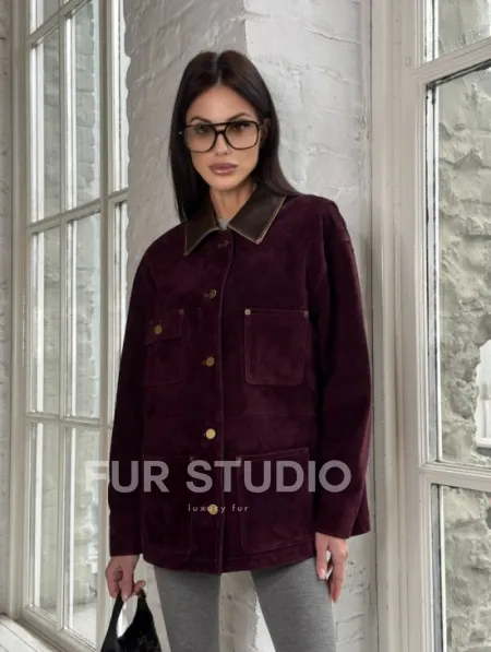 Куртка в «рабочем стиле» из замши Burgundy с отложным воротником, весна-лето 2025 - фото 10