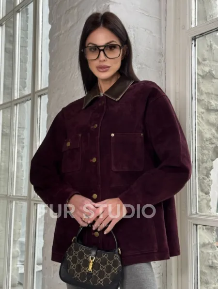 Куртка в «рабочем стиле» из замши Burgundy с отложным воротником, весна-лето 2025 - фото 0