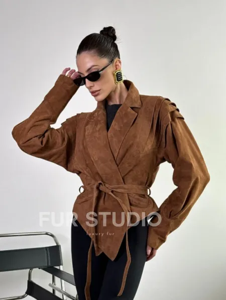 Модная приталенная куртка с плечиками - крылышками из замши Camel - фото 9