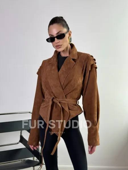Модная приталенная куртка с плечиками - крылышками из замши Camel - фото 7