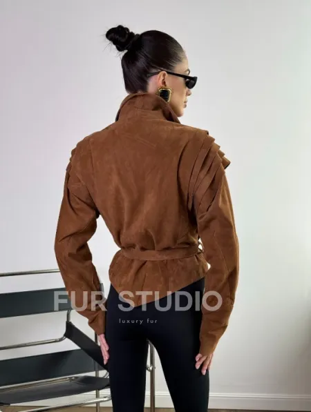 Модная приталенная куртка с плечиками - крылышками из замши Camel - фото 5