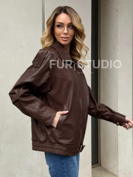 Коричневая кожаная курточка - бомбер на молнии - фото 9