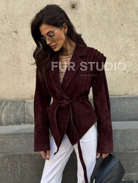 Модная приталенная куртка с плечами в стиле 90-х - фото 7