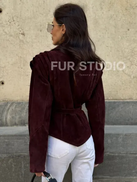 Модная приталенная куртка с плечами в стиле 90-х - фото 6