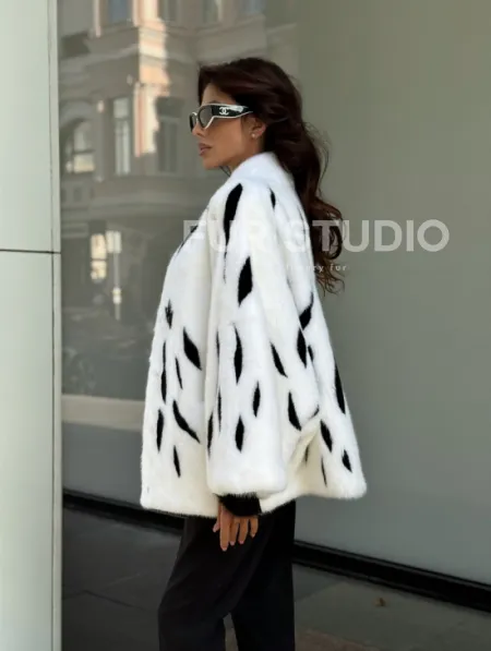 Белый норковый полушубок с рисунком - фото 8