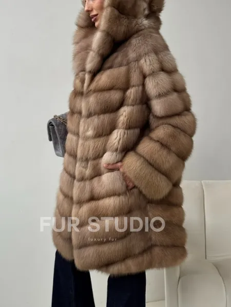 Шуба из куницы с капюшоном в цвете тор-тор - фото 2