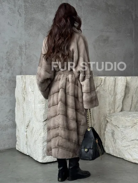 Удлинённая норковая шуба с поясом - фото 3