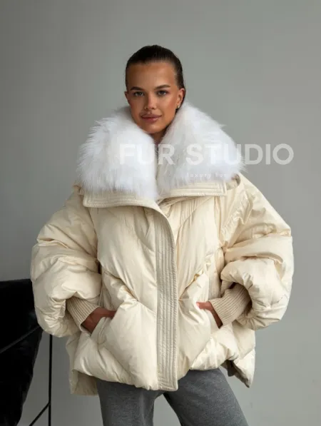 Бежевый зимний пуховик - фото 11