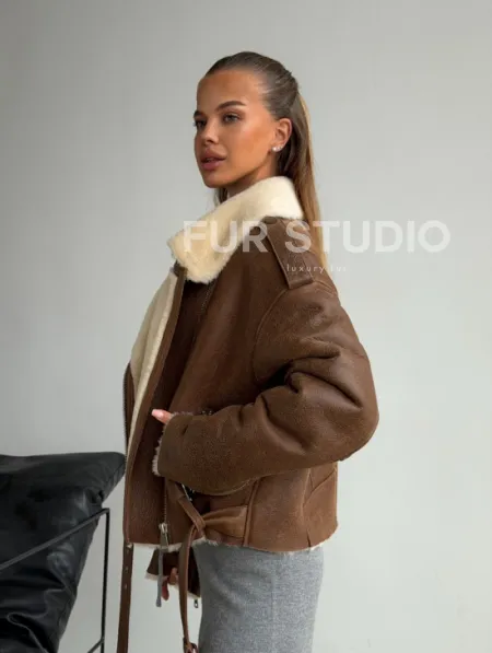 Короткая косуха-дубленка из овчины - фото 8