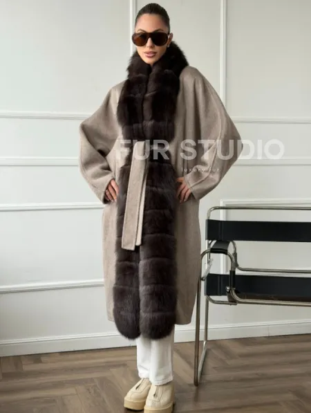 Длинное пальто с мехом финского песца - фото 0