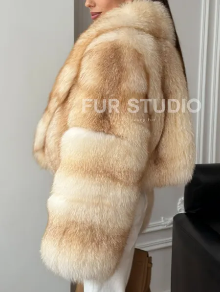 Полушубок-кроп с шалевым воротником из меха песца - фото 3