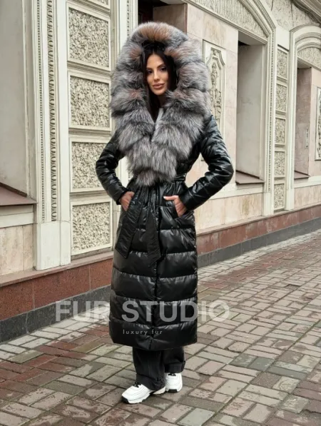 Чёрное пуховое пальто с меховым капюшоном из чернобурки - фото 17