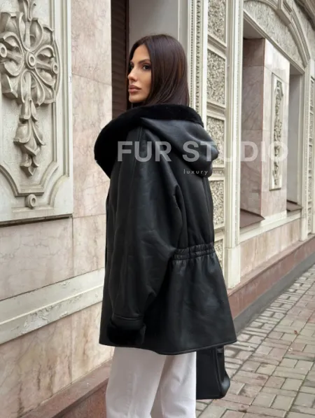 Женская дубленка с капюшоном - фото 9