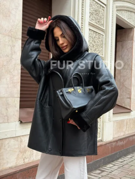 Женская дубленка с капюшоном - фото 8