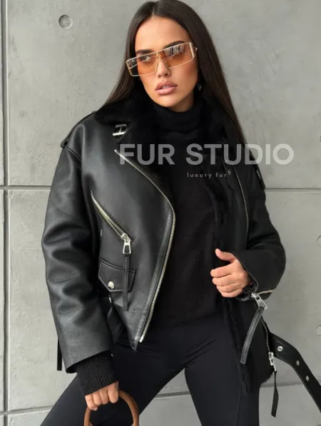 Черная короткая дубленка авиатор - фото 6