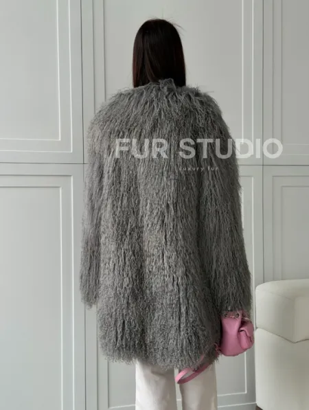 Удлиненная серая шуба из ламы - фото 12