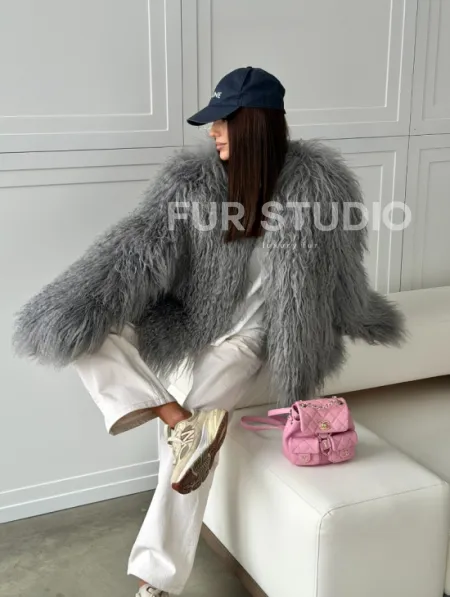 Серая шуба из натурального меха ламы - фото 16