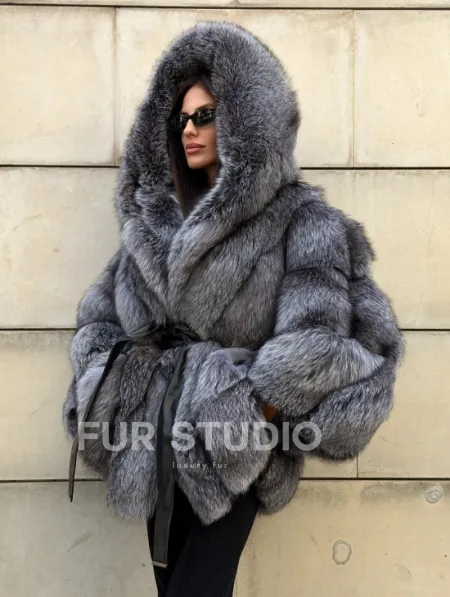 Шуба пончо с капюшоном из меха чернобурки - фото 16