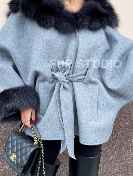 Пончо из натуральной шерсти с капюшоном из песца - фото 4