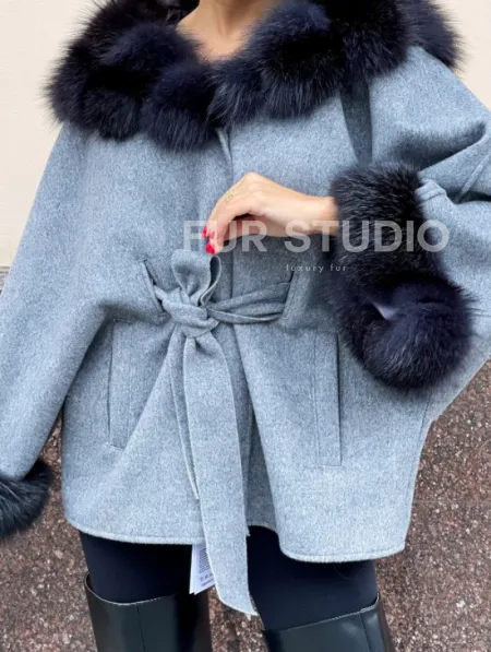 Пончо из натуральной шерсти с капюшоном из песца - фото 5