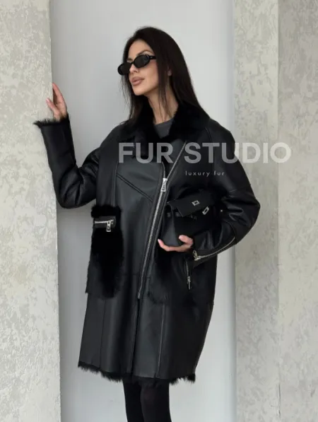 Черная дубленка на тоскане - фото 8