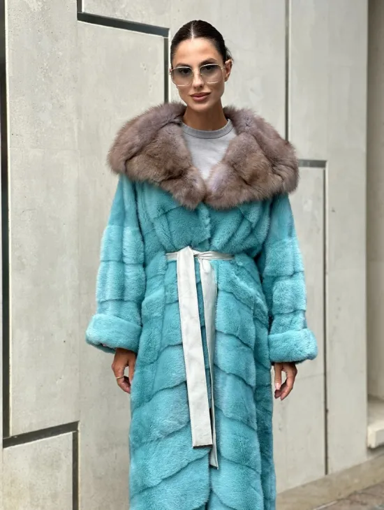 Удлиненная норковая шуба с капюшоном из меха куницы - цвет Тиффани - фото 2