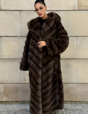 Удлиненная шуба из меха куницы с капюшоном - фото 12