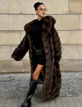 Удлиненная шуба из меха куницы с капюшоном - фото 13