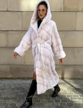 Шуба в диагональной выкладке меха норки White ice с капюшоном - фото 12