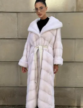 Шуба в диагональной выкладке меха норки White ice с капюшоном - фото 10