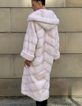 Шуба в диагональной выкладке меха норки White ice с капюшоном - фото 9