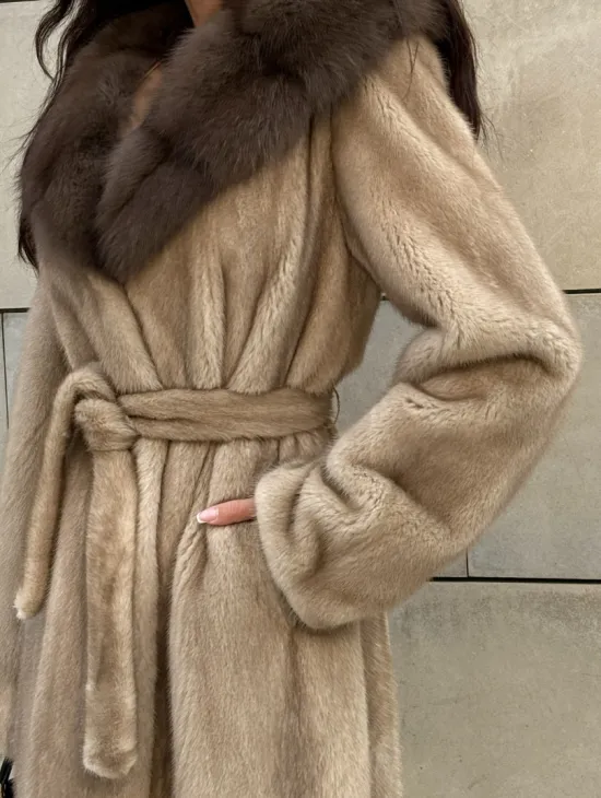Шуба из норки пастель в технологии роспуск с капюшоном из меха куницы - фото 3