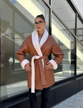 Женская дублёнка на запах с поясом - цвет кэмел - фото 13