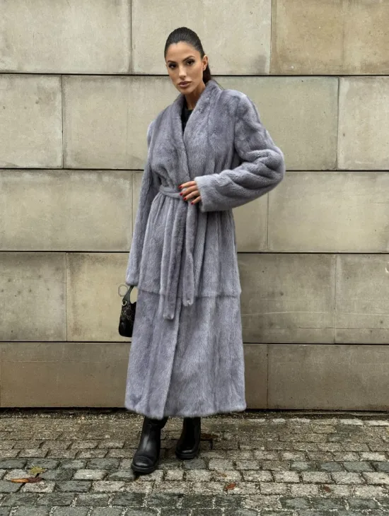 Шуба из голубой скандинавской норки без воротника с поясом “Fashion trend 2024-2025“ - фото 6