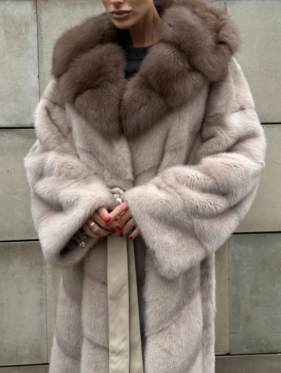 Длинная норковая шуба прямого кроя с капюшоном из меха куницы - фото 1