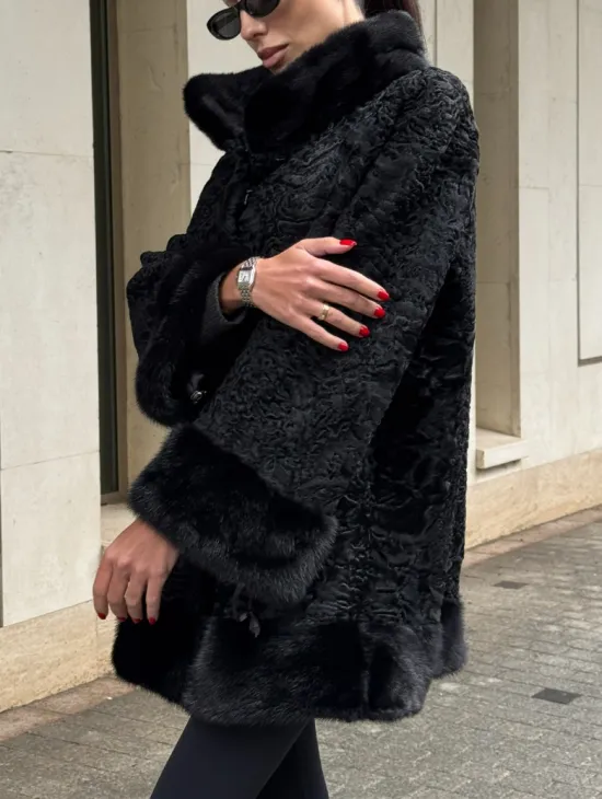 Черное полупальто из меха каракульчи, стойка воротник и манжет из норки - фото 6