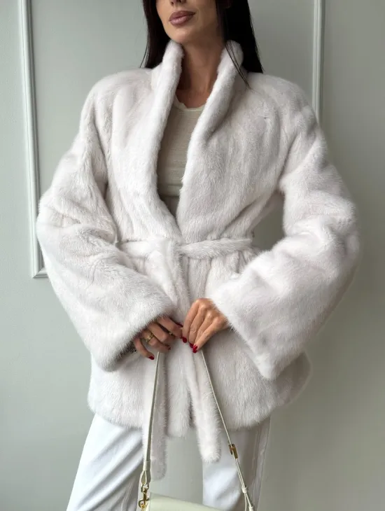 Белый меховой жакет из норки с V-образным воротником и поясом - фото 3