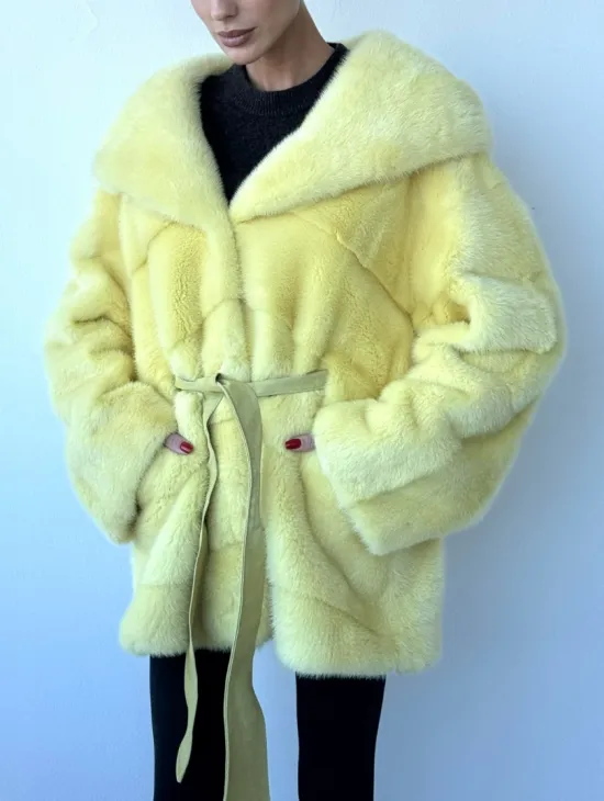 Полушубок кимоно из аукционной норки с капюшоном в нежно-желтом  цвете - фото 1