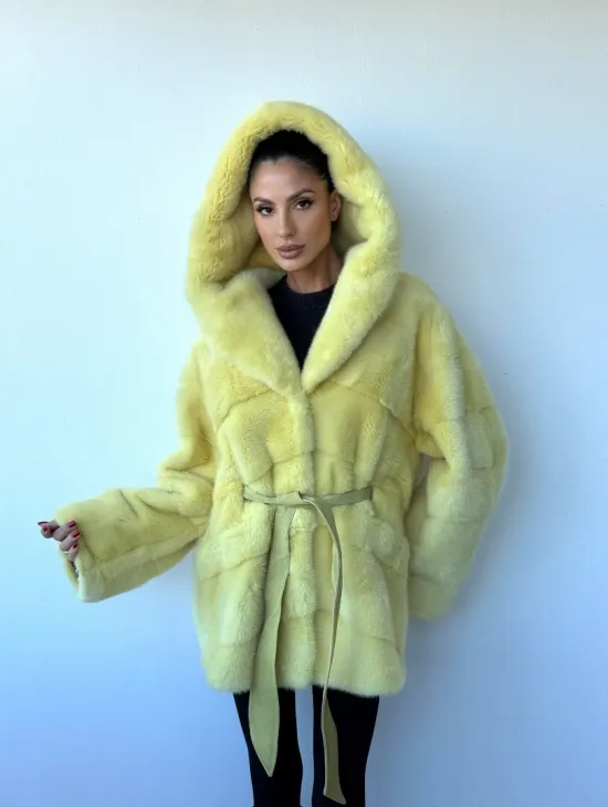 Полушубок кимоно из аукционной норки с капюшоном в нежно-желтом  цвете - фото 9