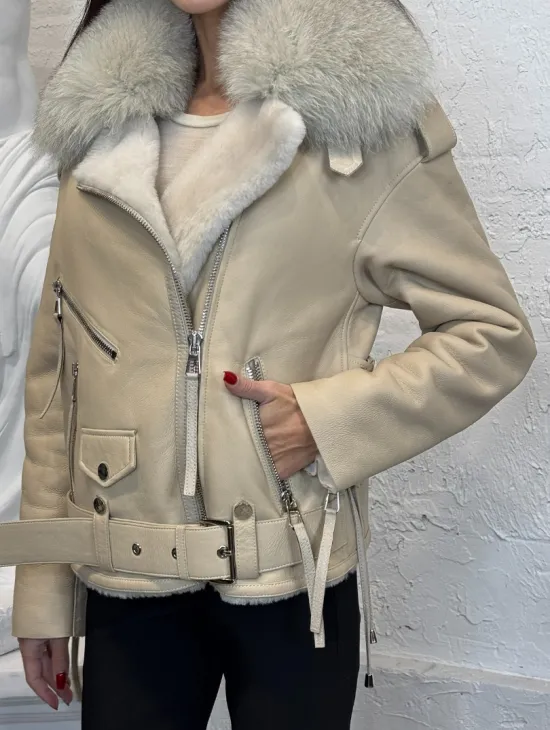 Дубленка из натуральной овчины со шнуровкой на спине и воротником из меха песца - фото 5