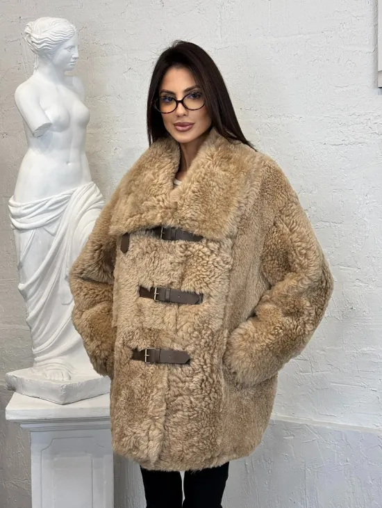 Бежевая женская дубленка из натуральной овчины Тиградо средней длины с отложным воротником - фото 9