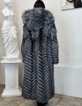Длинная шуба с капюшоном из натуральной лисы Silver Fox Fur в росшив - фото 4