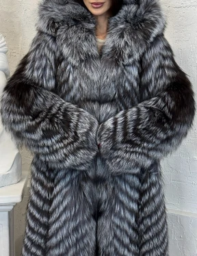 Длинная шуба с капюшоном из натуральной лисы Silver Fox Fur в росшив - фото 1
