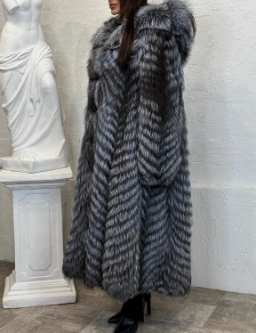 Длинная шуба с капюшоном из натуральной лисы Silver Fox Fur в росшив - фото 3